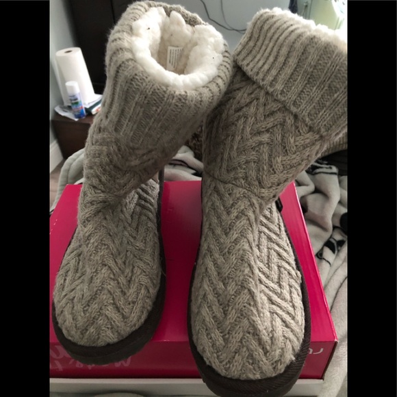 Knit Muk Luks Size 11 EUC